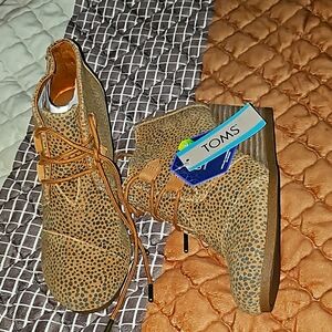 NEW Tom's Ortholite Booties platform size 6